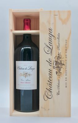 une boîte en bois avec une bouteille de vin à l'intérieur