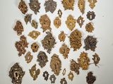 un assortiment d'engrenages anciens en métal disposés sur une surface blanche
