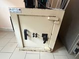 une petite armoire sur laquelle sont posés tout un tas de fils