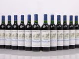 six bouteilles de vin rouge alignées sur une table