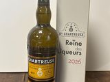 une photo montrant une bouteille de vin posée à côté d'une boîte sur une table
