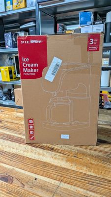 une boîte en carton posée sur une table en bois dans un magasin