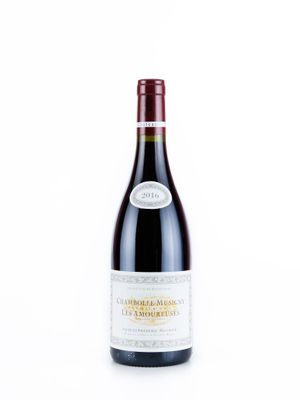 la bouteille de vin rouge est posée sur une surface blanche