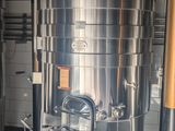 une grande cuve en acier inoxydable au milieu d'une pièce