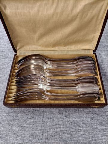 Ménagère en coffret bois ouvrant à quatre tiroirs, et comprenant 