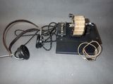 un téléphone à l'ancienne avec un casque posé sur une table