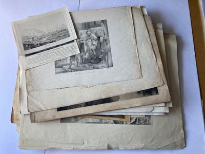 une pile de vieux papiers posée sur une table