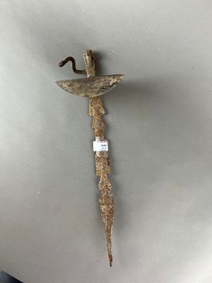gros plan d'un objet métallique sur une surface blanche