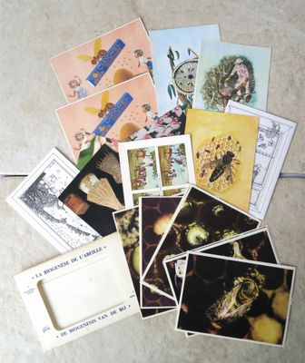une pile de cartes postales posée par terre à côté d'une paire de ciseaux
