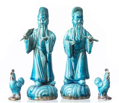 trois figurines représentant un homme avec un oiseau sur l'épaule