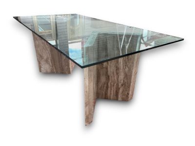une table en verre avec un piètement en bois sur fond blanc
