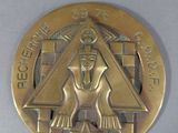 une image représentant une médaille d'or sur laquelle figure un dieu égyptien