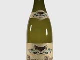 une bouteille de vin posée sur une table