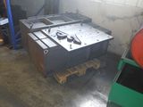 une photo d'une machine dans un entrepôt avec des palettes