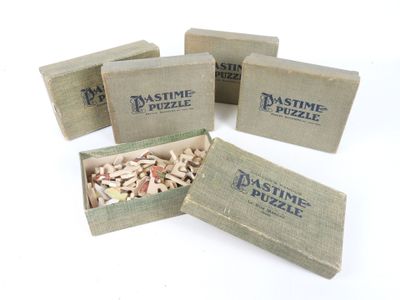 quatre boîtes de puzzles en bois assortis, posées les unes à côté des autres
