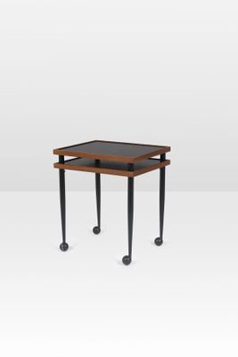 une image représentant une petite table avec un plateau et des pieds noirs