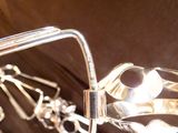 un gros plan sur une paire de lunettes posée sur une table