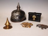 un grand nombre d'objets posés sur une table