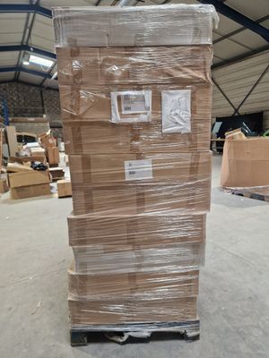 une grande pile de cartons posée sur un chariot dans un entrepôt
