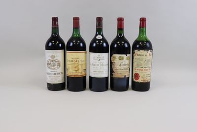 quatre bouteilles de vin sont alignées sur une surface blanche