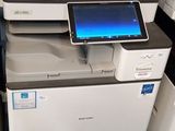 de nombreuses imprimantes et scanners de bureau empilés les uns sur les autres