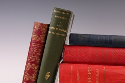 plusieurs livres empilés sur une table