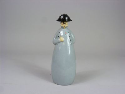 une figurine représentant une femme coiffée d'un chapeau