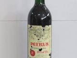 une bouteille de vin posée sur une table