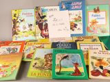 de nombreux livres pour enfants posés sur une table