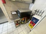 un micro-ondes situé au milieu d'une cuisine
