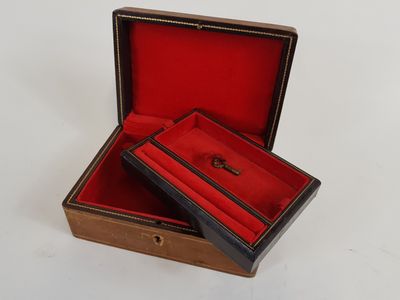 une boîte ouverte avec un anneau à l'intérieur sur une surface blanche
