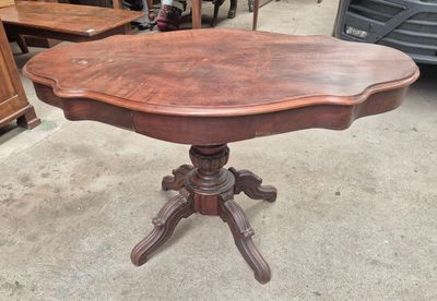 une table sur laquelle est posé un plateau en bois