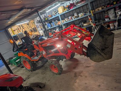 un tracteur garé dans un garage