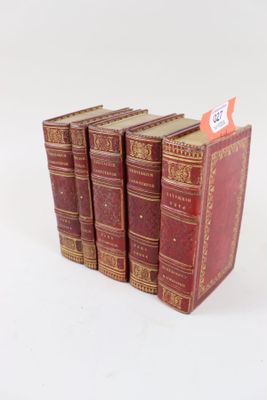 plusieurs vieux livres sont empilés sur une surface blanche
