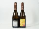 deux bouteilles de vin posées l'une à côté de l'autre sur une surface blanche