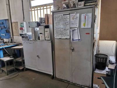 un réfrigérateur au milieu d'une pièce, sur lequel s'entassent toutes sortes d'objets