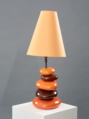 une photo d'une lampe de table surmontée d'un abat-jour marron