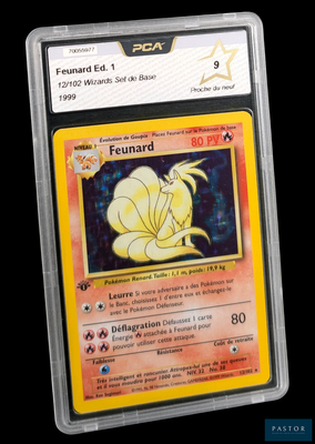 gros plan d'une carte pokemon dans un étui en plastique
