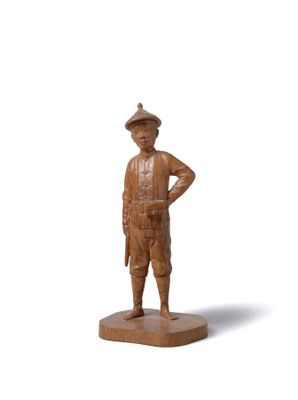 figurine en bois représentant un homme coiffé d'un chapeau