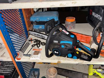 de nombreux outils posés sur une étagère dans un garage