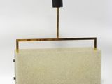l'image d'une lampe posée sur une table
