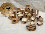 de nombreux objets en bois posés sur une table