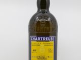 l'image d'une bouteille de vin posée sur une table