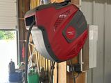 un sèche-cheveux rouge et noir dans un garage