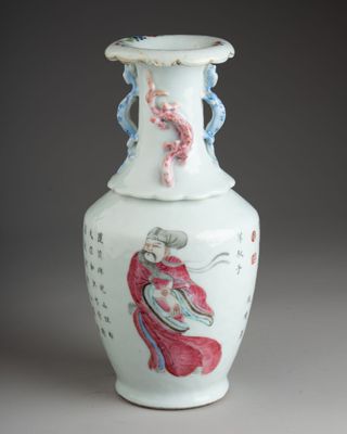 un vase blanc orné d'une peinture représentant une femme