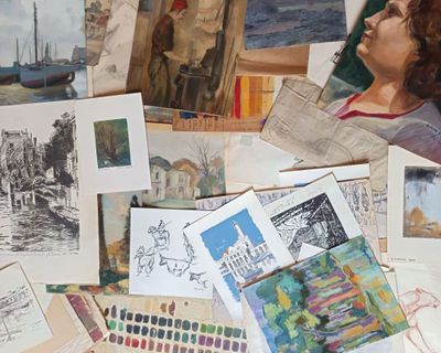 de nombreuses photos d'une femme posées sur une table