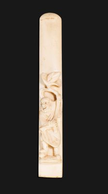 une plaque en ivoire sculptée représentant un homme et une femme tenant une épée
