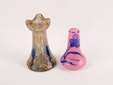 deux vases posés l'un à côté de l'autre sur une surface blanche
