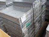une grande pile de conteneurs métalliques posés sur une palette