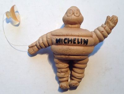 une figurine en argile représentant un homme, sur laquelle est inscrit le mot « Michelin »